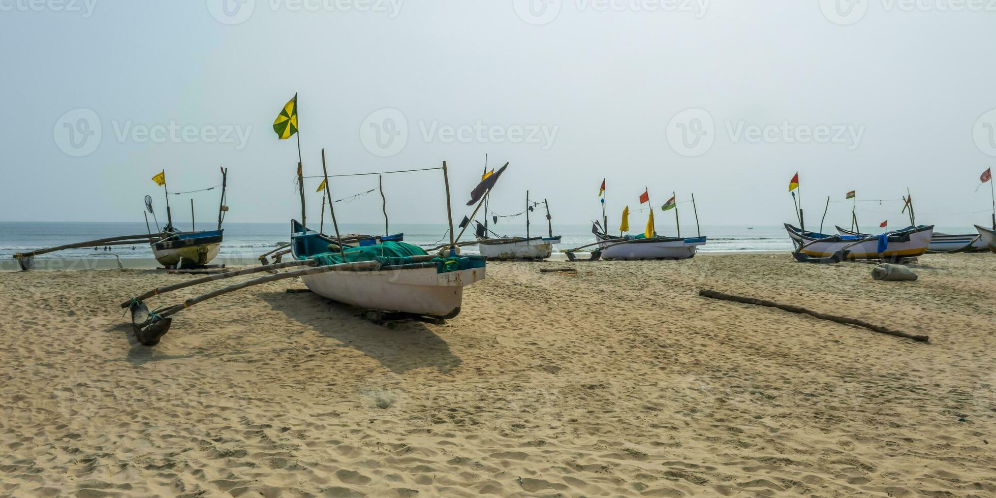 vieux pêche bateaux dans le sable sur océan dans Inde sur bleu ciel Contexte photo