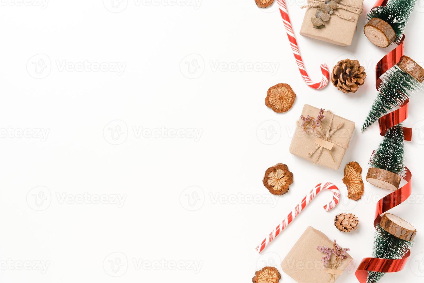 mise à plat créative minimale de la composition traditionnelle de noël et de la saison des vacances du nouvel an. vue de dessus des décorations de noël d'hiver sur fond blanc avec un espace vide pour le texte. copier la photographie de l'espace. photo