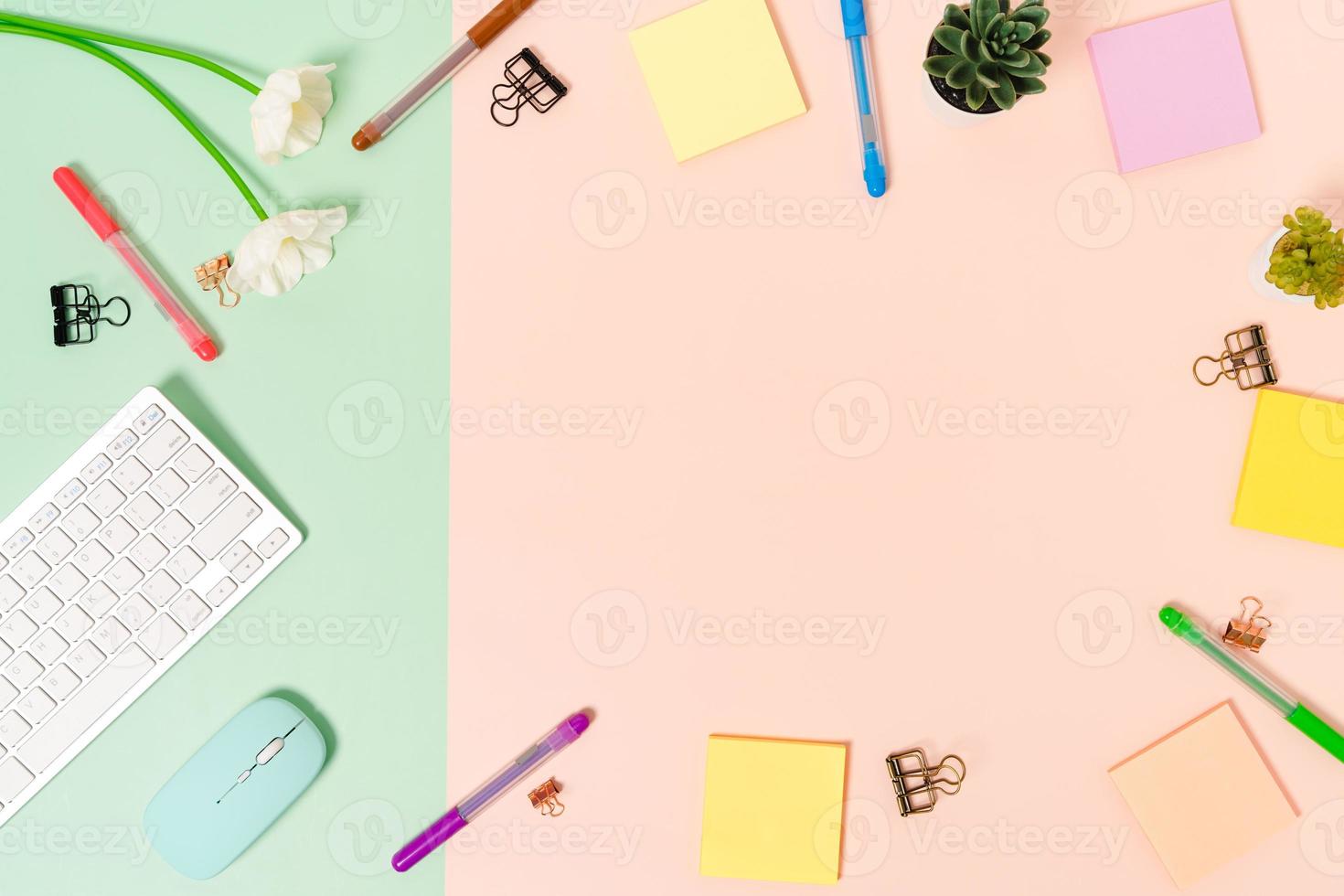 espace de travail minimal - photo créative à plat du bureau de l'espace de travail. bureau vue de dessus avec clavier, souris et note adhésive sur fond de couleur rose vert pastel. vue de dessus avec copie espace photographie.