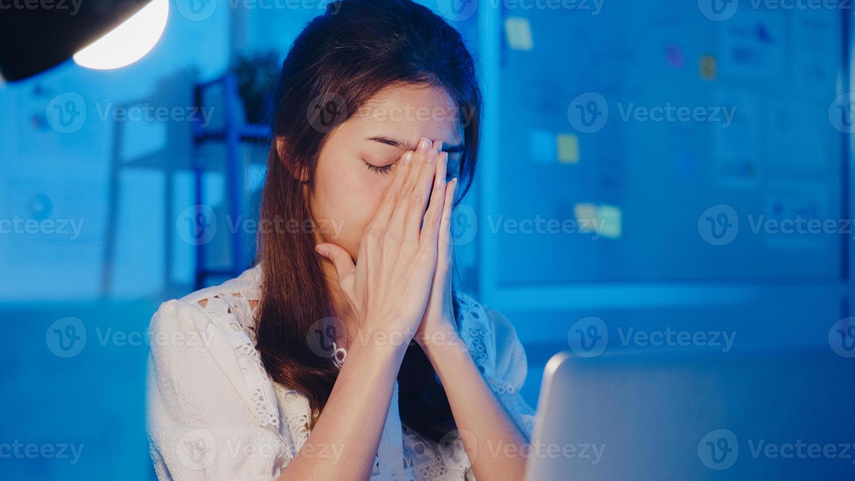 des femmes asiatiques indépendantes utilisant un ordinateur portable travaillent dur dans un nouveau bureau à domicile normal. travailler à partir de la surcharge de la maison la nuit, travail à distance, auto-isolement, distanciation sociale, quarantaine pour la prévention du virus corona. photo