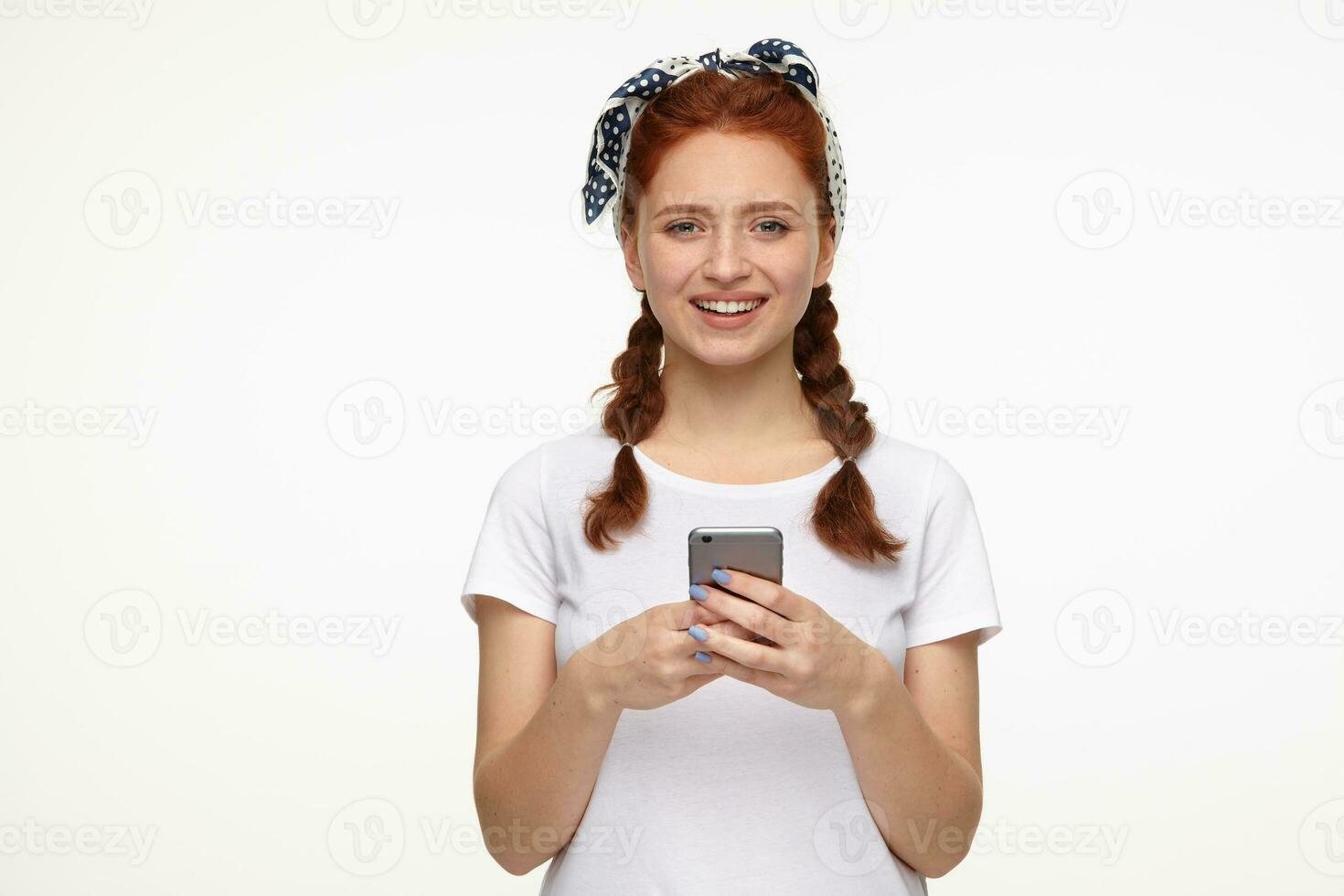souriant gingembre Jeune femelle en portant téléphone photo
