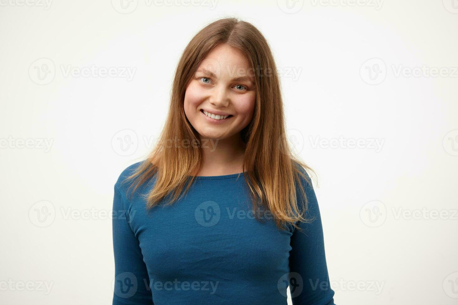 intérieur photo de Jeune longue aux cheveux à tête blanche femme avec Naturel maquillage à la recherche gaiement à caméra avec charmant sourire, isolé plus de blanc Contexte