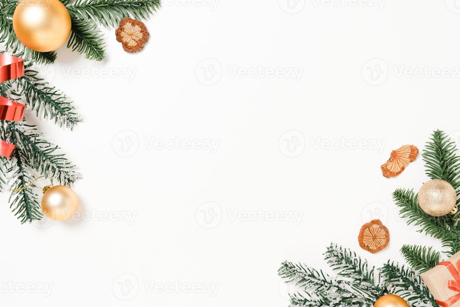 mise à plat créative minimale de la composition traditionnelle de noël et de la saison des vacances du nouvel an. vue de dessus des décorations de noël d'hiver sur fond blanc avec un espace vide pour le texte. copier la photographie de l'espace. photo