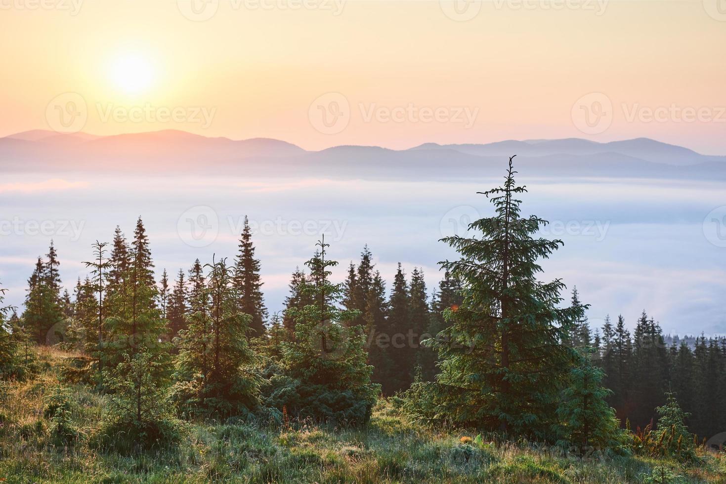 coucher de soleil dans le paysage des montagnes. ciel dramatique. carpates d'ukraine europe photo