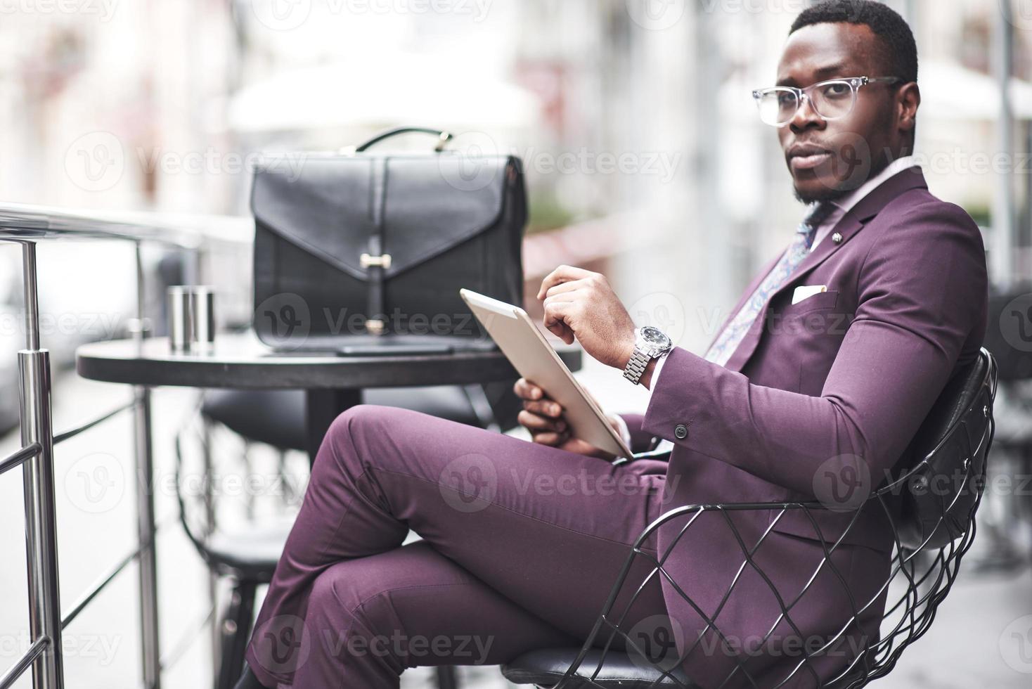 une belle jeune afro-américaine qui réfléchit à une idée sérieuse. confiance dans la prise de décisions commerciales. photo