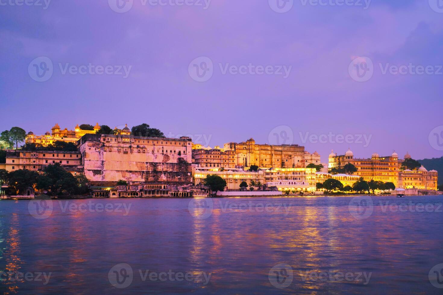 udaipur ville palais dans le soir voir. udaïpur, Inde photo