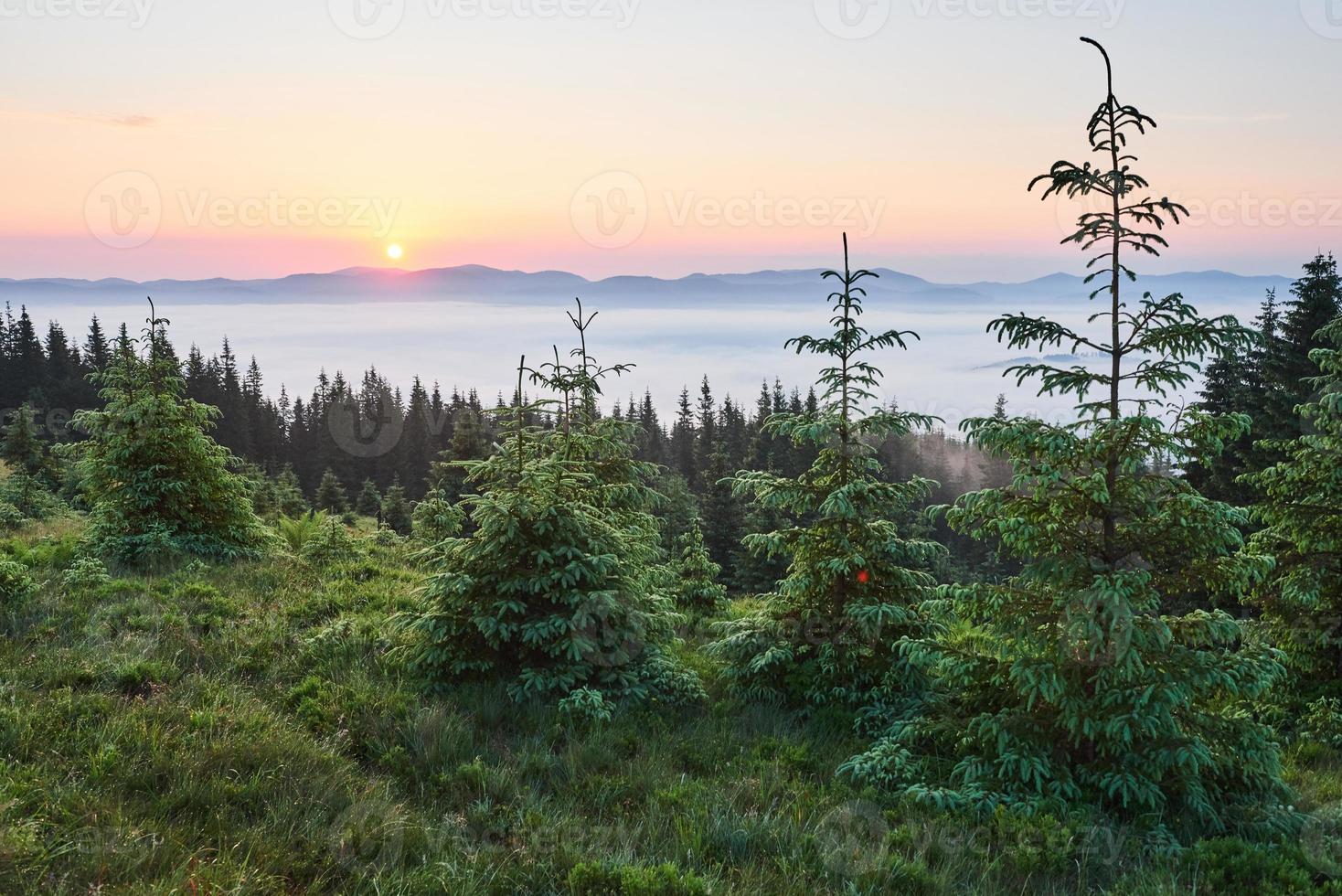 coucher de soleil dans le paysage des montagnes. ciel dramatique. carpates d'ukraine europe photo