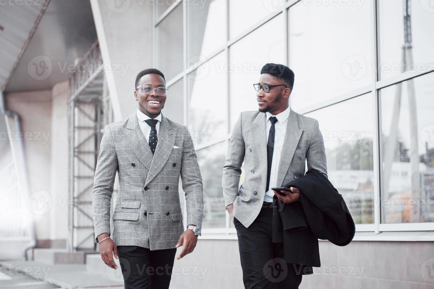 communication d'entreprise. deux hommes d'affaires joyeux qui se parlent et discutent d'un projet photo