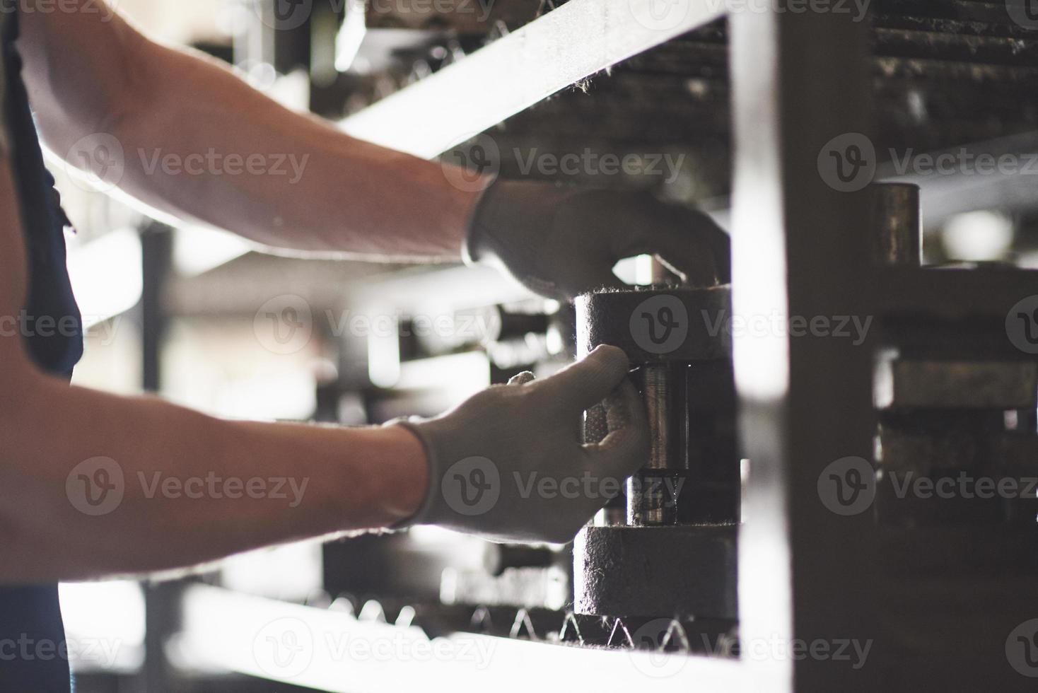 portrait d'un jeune maître travaillant dans une usine. photo