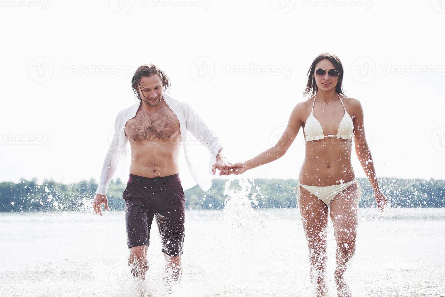 vapeur courant le long de l'eau, belle plage d'été photo