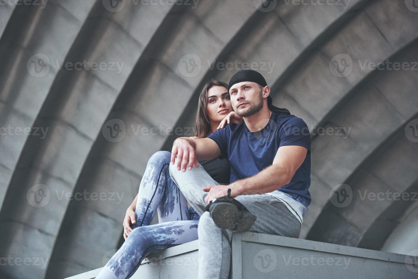 un couple sportif se reposant après une séance d'entraînement est une femme sexy et un homme. photo