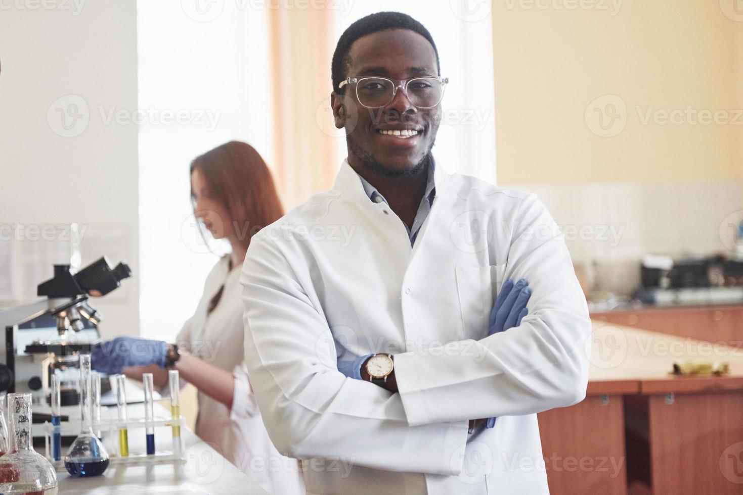 les laboratoires de laboratoire mènent des expériences dans un laboratoire de chimie dans des flacons transparents. formules de sortie photo