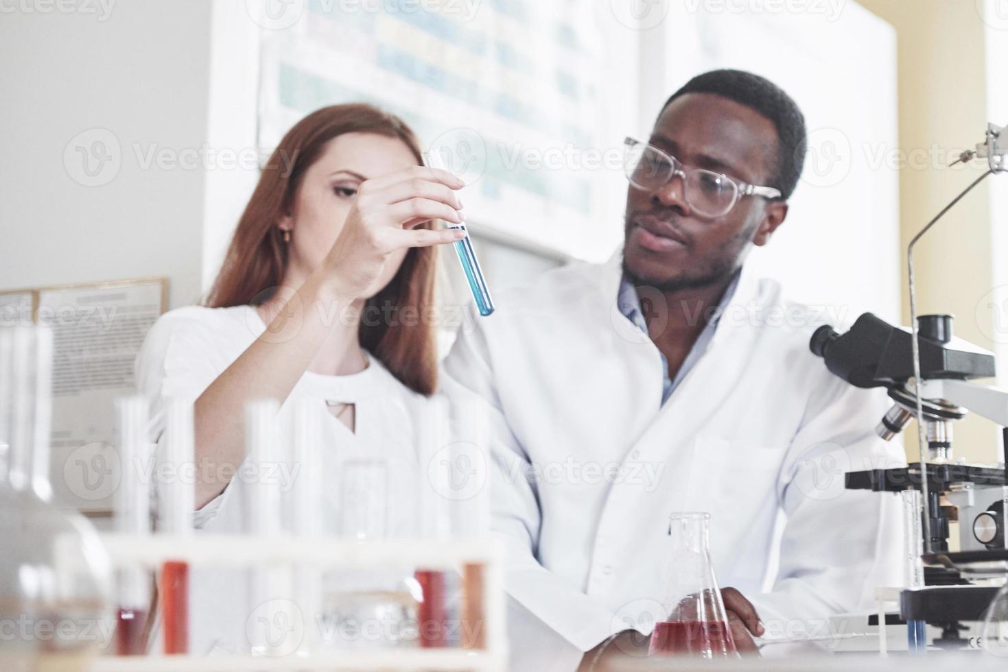 les laboratoires de laboratoire mènent des expériences dans le laboratoire de chimie photo