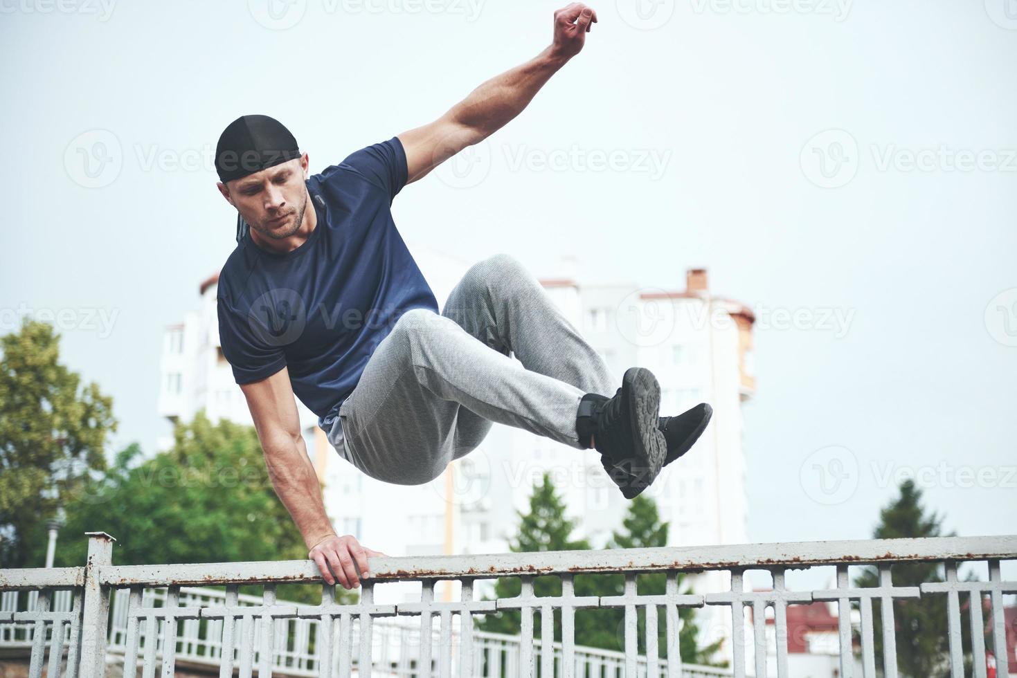 jeune sportif faisant du parkour dans la ville. photo