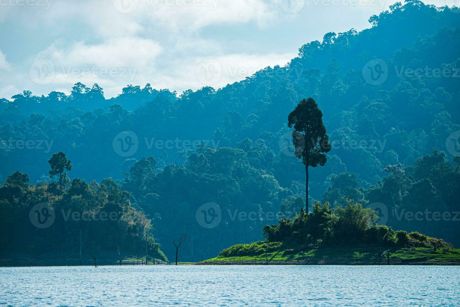 Khao sok nationale parc, sourate que moi, paysage montagnes avec longue queue bateau pour voyageurs, mâcher Lan lac, Ratchapapha barrage, Voyage la nature dans Thaïlande, Asie été vacances Voyage voyage. photo