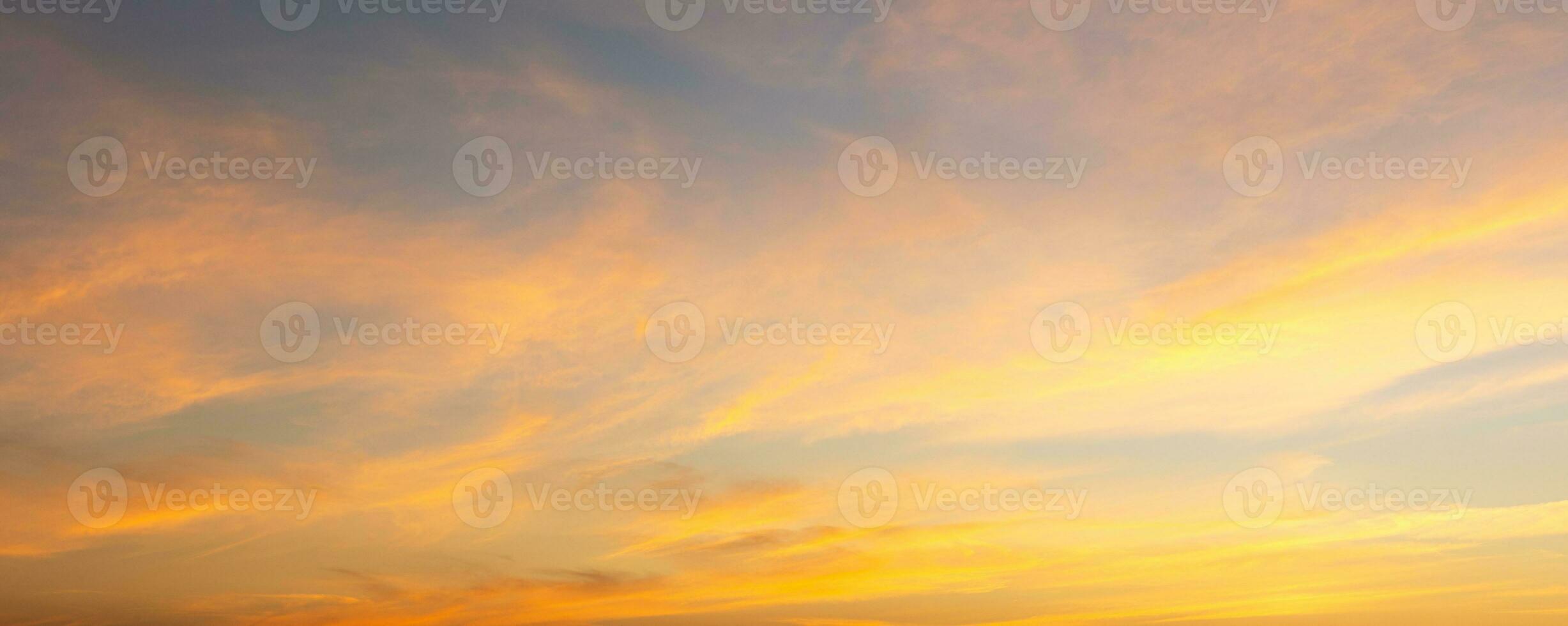 le coucher du soleil ciel sur crépuscule dans le hiver soir avec Orange or le coucher du soleil nuage la nature coloré ciel arrière-plans, horizon d'or ciel, magnifique. photo