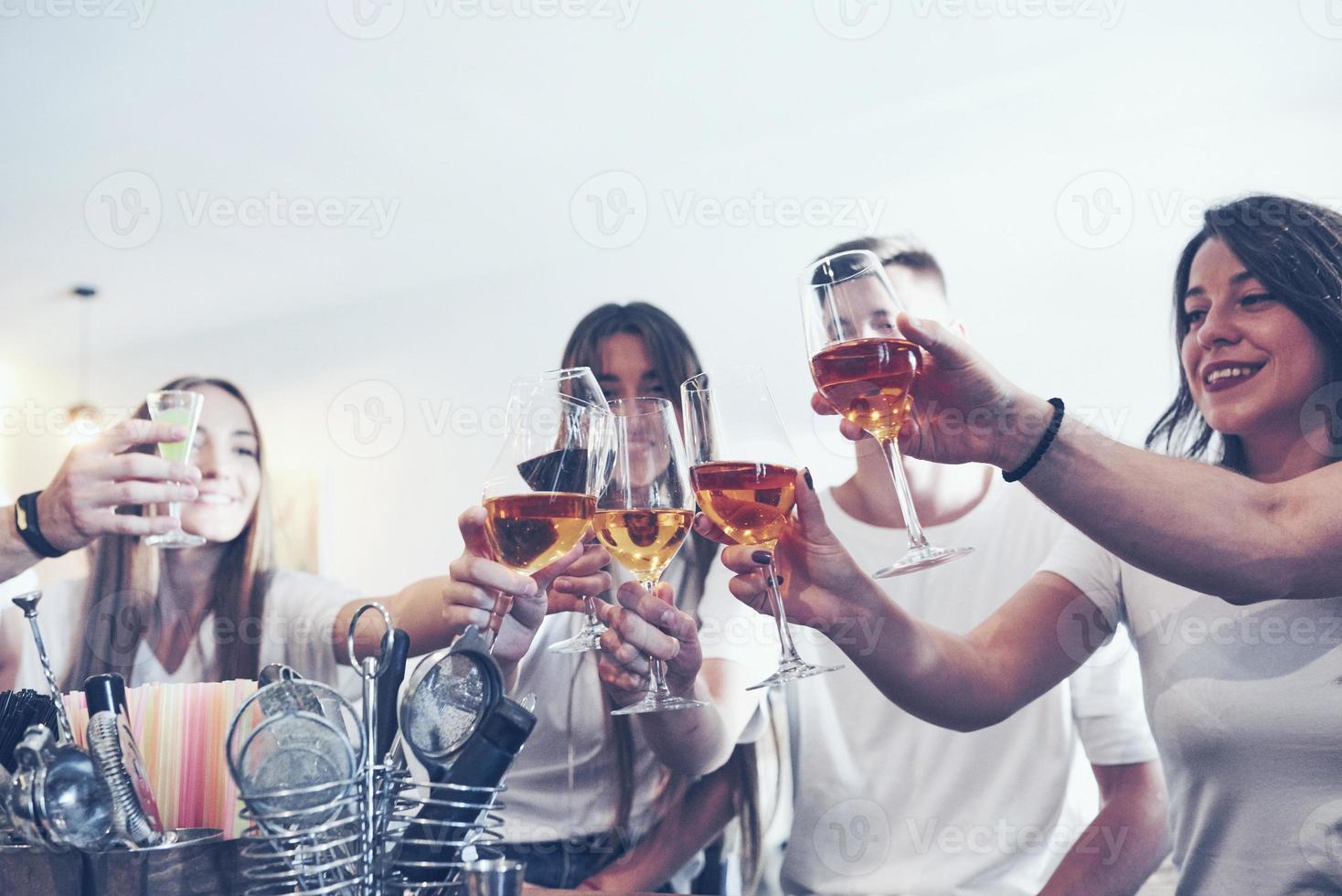 concept de loisirs et de communication. groupe d'amis souriants heureux appréciant des boissons et parlant au bar ou au pub photo