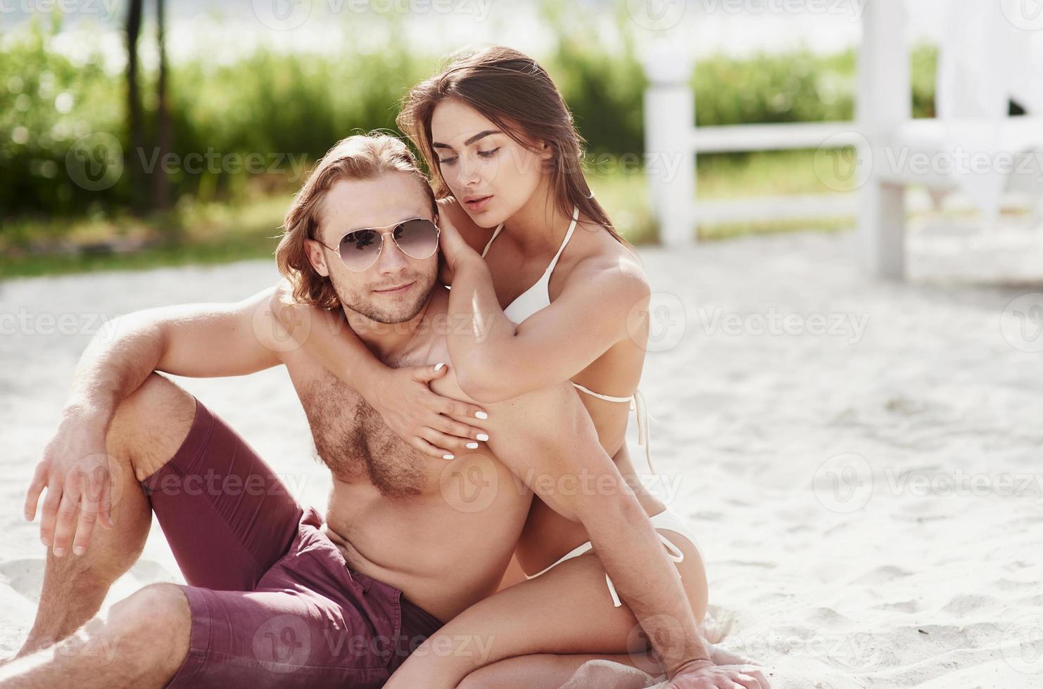 les beaux jeunes en raffolent. un homme tient une femme sur ses épaules, ils sont ludiques et romantiques photo