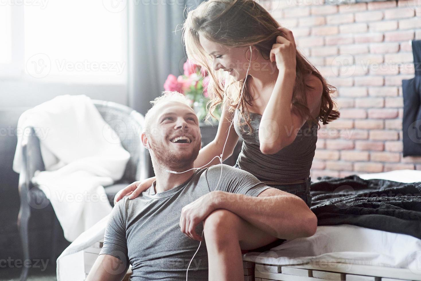 un jeune couple est un petit ami et une petite amie qui s'apprécient photo