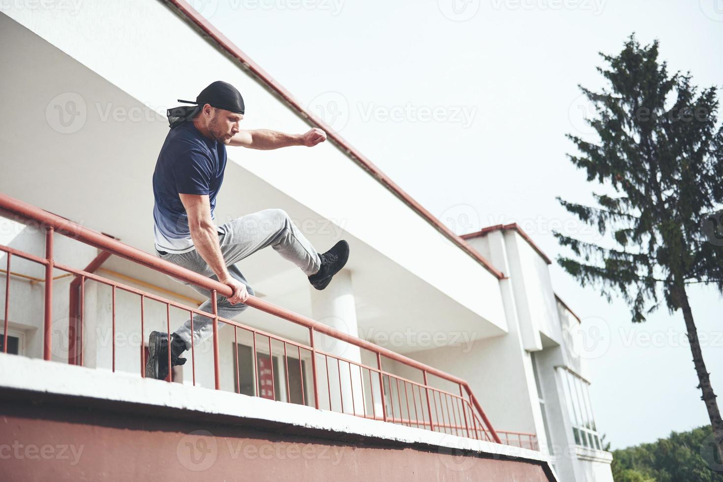 jeune sportif faisant du parkour dans la ville. photo