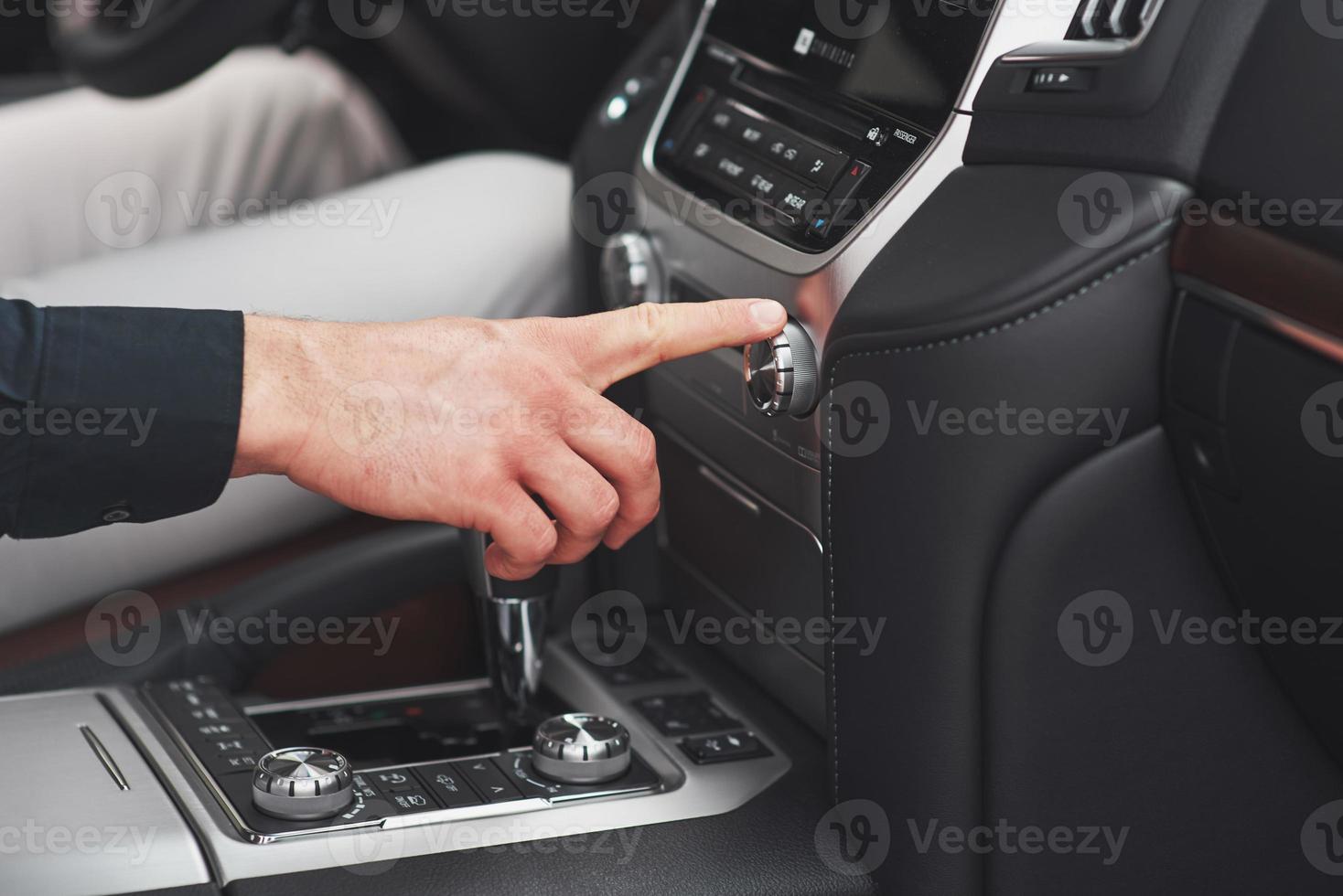 l'homme inclut un système audio dans la voiture. photo