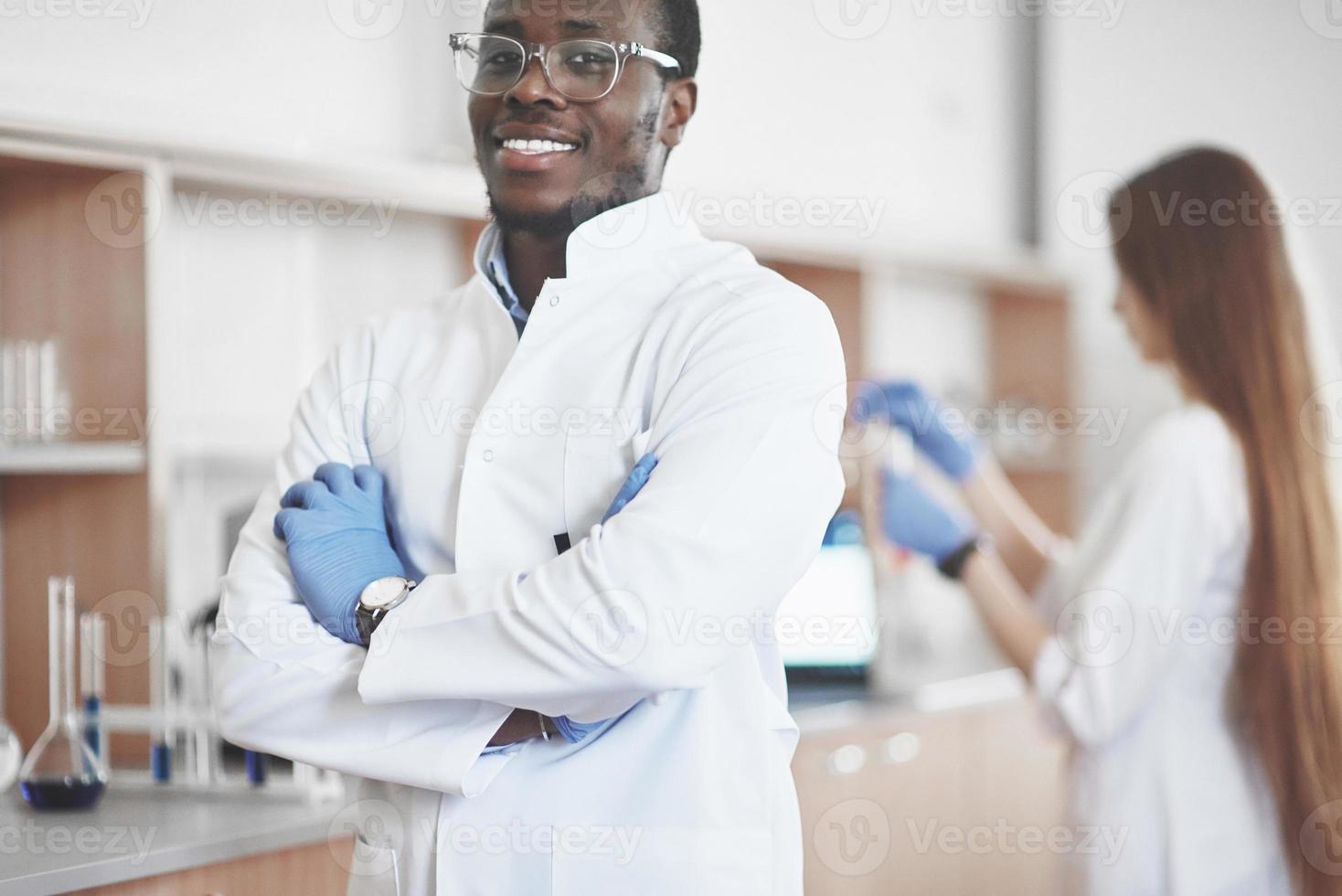 les laboratoires de laboratoire mènent des expériences dans un laboratoire de chimie dans des flacons transparents. formules de sortie photo