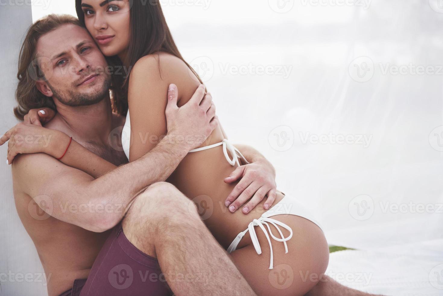 un couple romantique sur la plage en maillot de bain, de beaux jeunes sexy photo