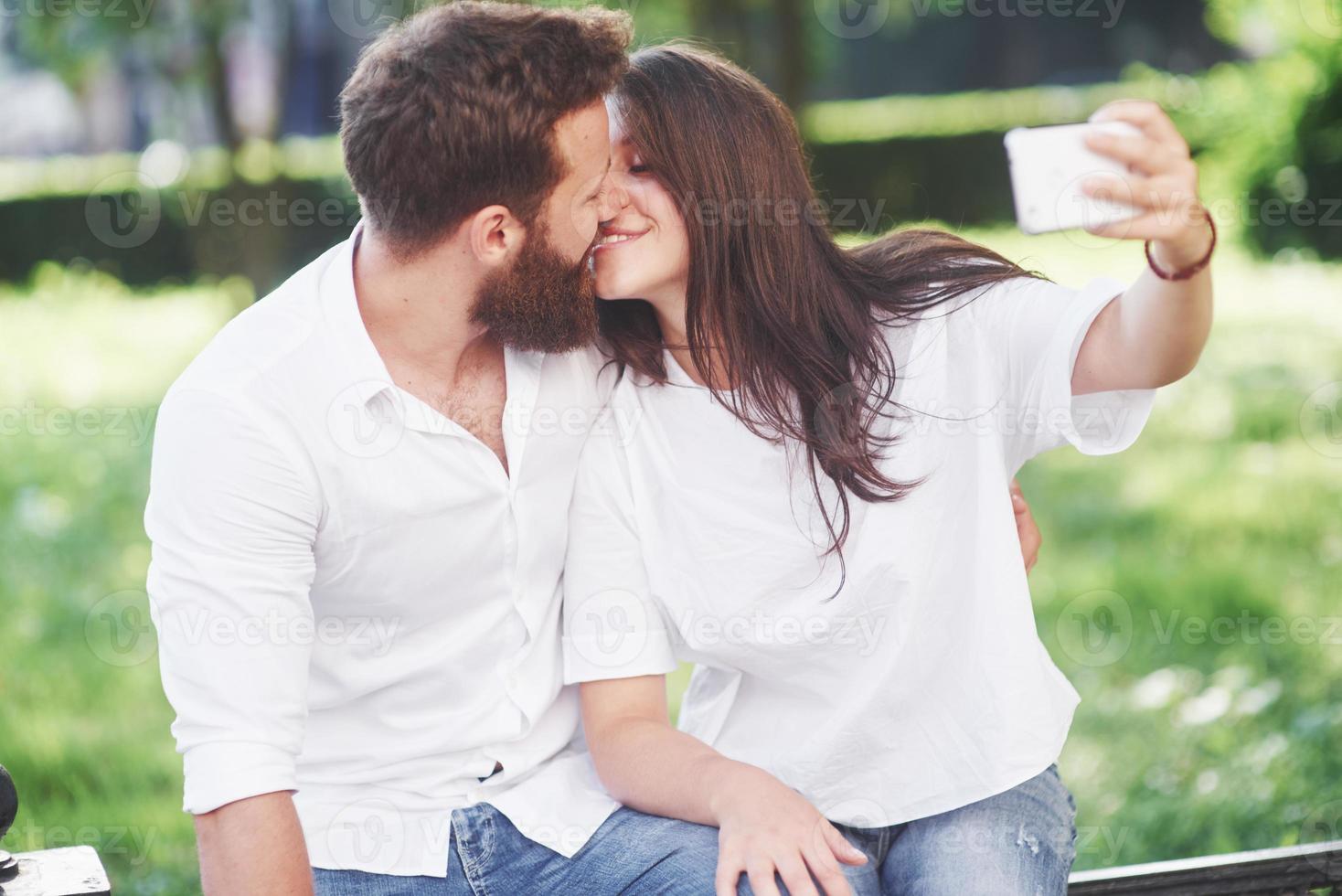 couple romantique profitant de moments de bonheur dans le parc. concept de style de vie amour et tendresse photo