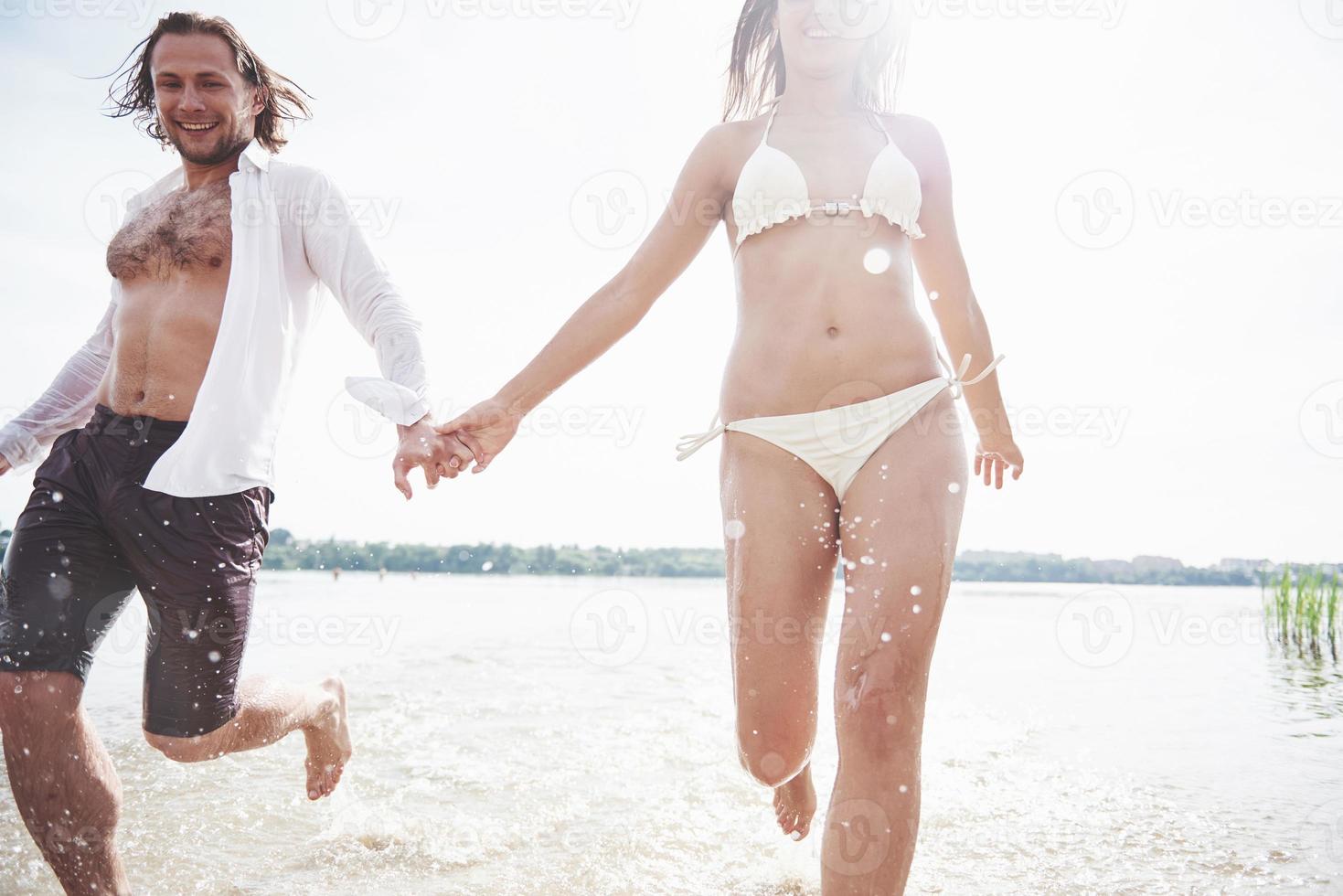 vapeur courant le long de l'eau, belle plage d'été photo