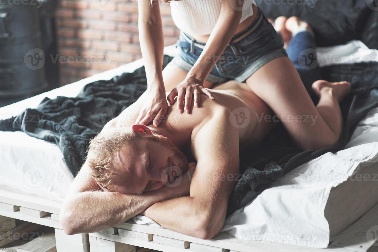 de jeunes amants séduisants ont des couples qui jouent ensemble au lit, portant de la lingerie sexy dans une chambre d'hôtel. photo