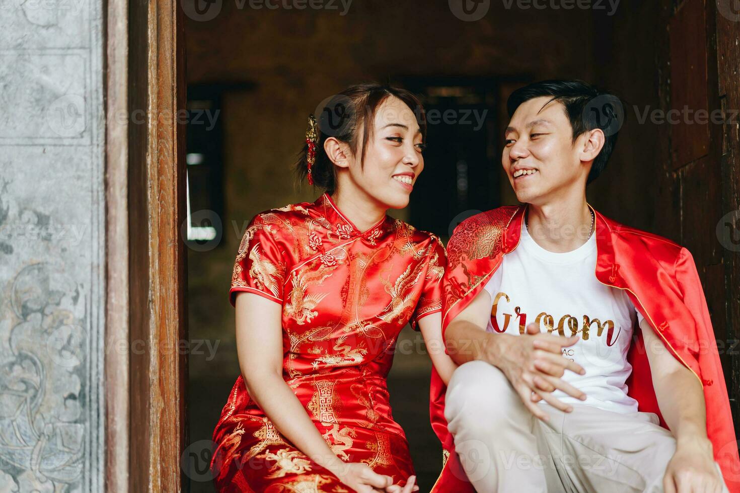 heureux jeune couple asiatique en robes traditionnelles chinoises photo