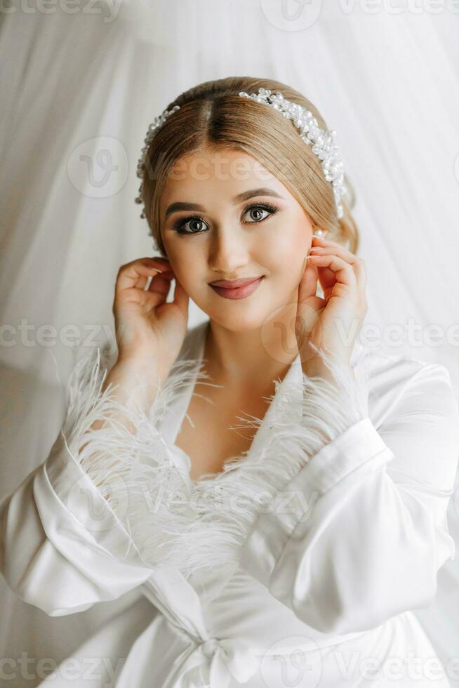 portrait de une magnifique la mariée dans une Hôtel près une mariage robe. préparation pour le mariage cérémonie. verticale photo. photo