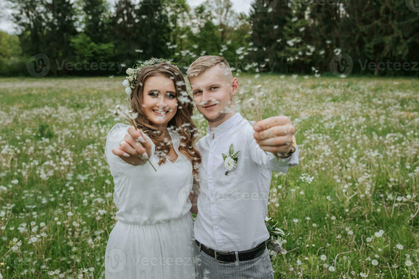 portrait de une magnifique la mariée dans une blanc mariage robe dans une Hôtel pièce avec une verre de Champagne dans sa main photo