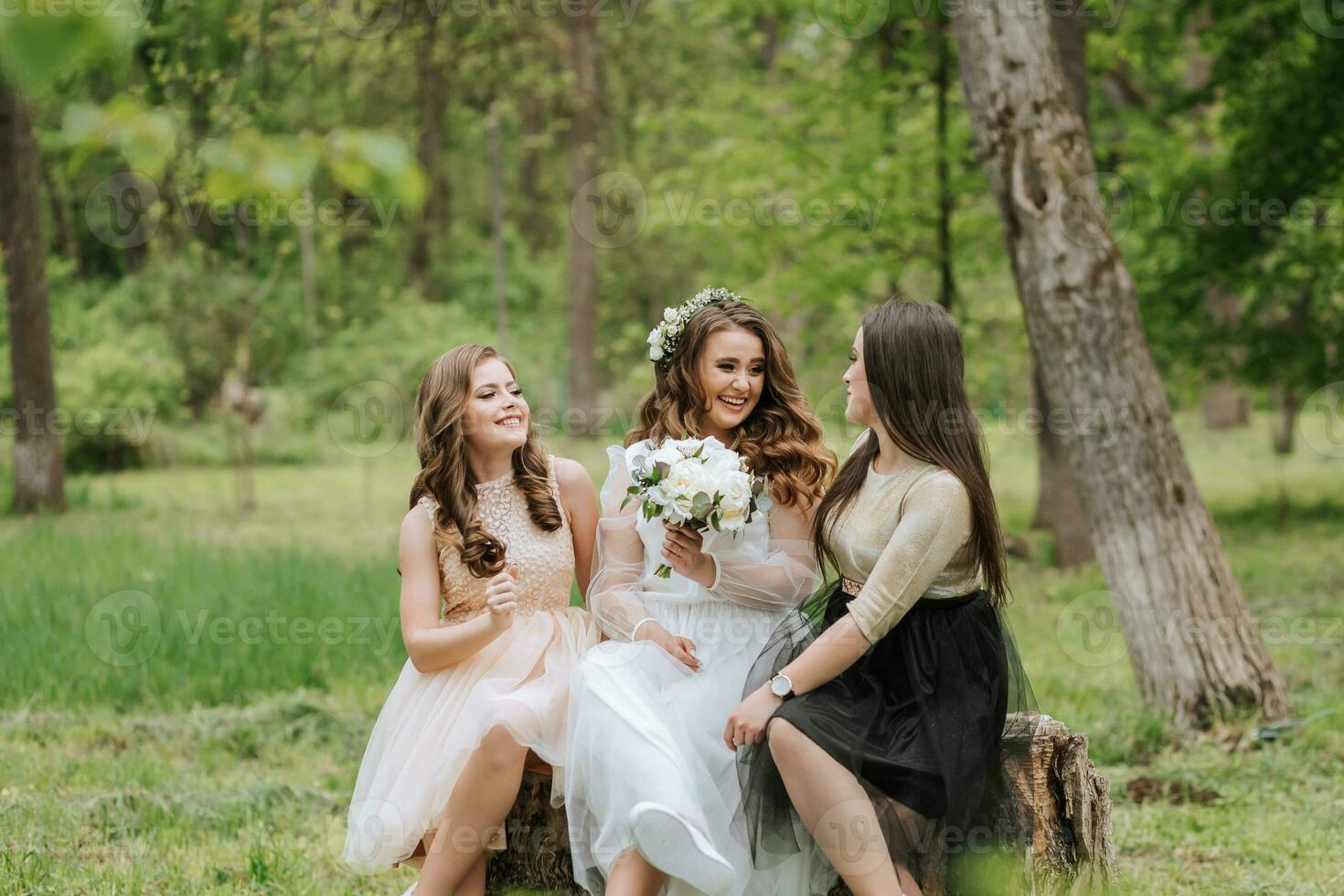 mariage marcher dans le forêt. les mariées et leur copains pose contre le Contexte de le forêt. une grand groupe de gens sont ayant amusement à leur amis' mariage photo