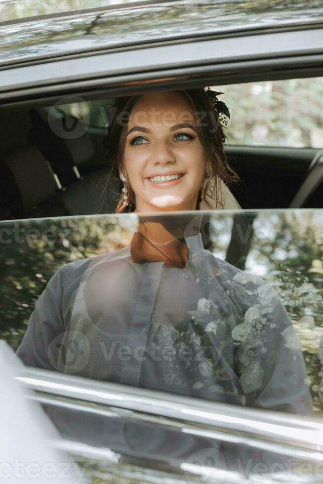 mariage portrait, une photo de une élégant la mariée à la recherche à le jeune marié de le voiture fenêtre