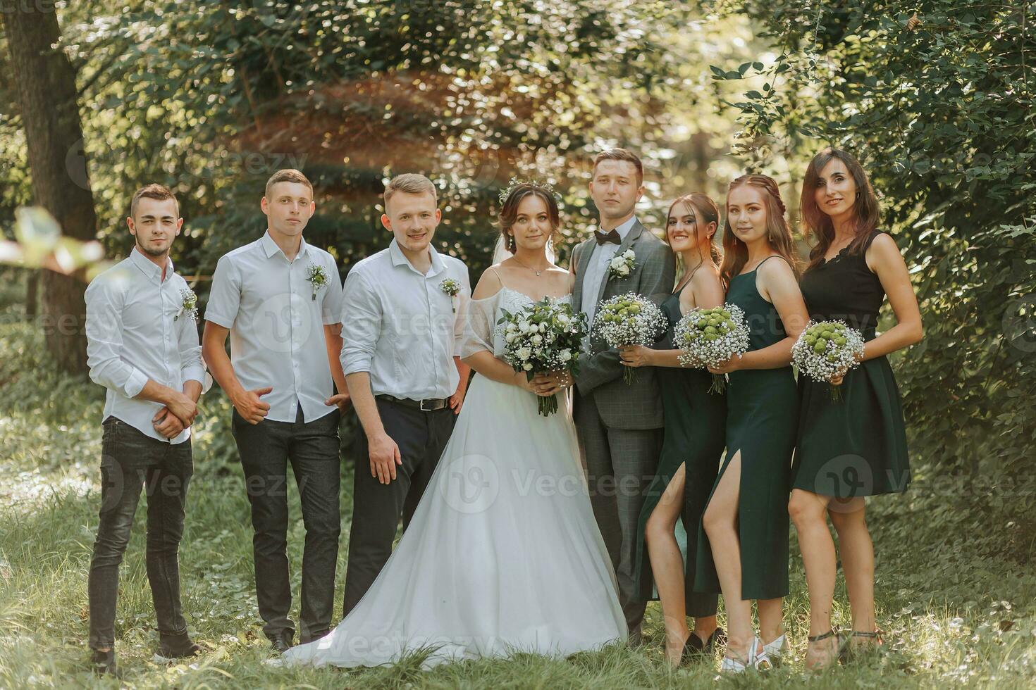 le la mariée et jeune marié célébrer leur mariage avec copains en plein air après le la cérémonie photo