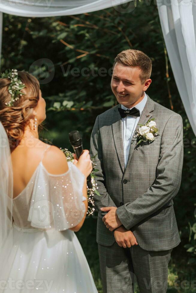 magnifique mariage couple à une été mariage cérémonie. mariage vœux, émotions et larmes photo