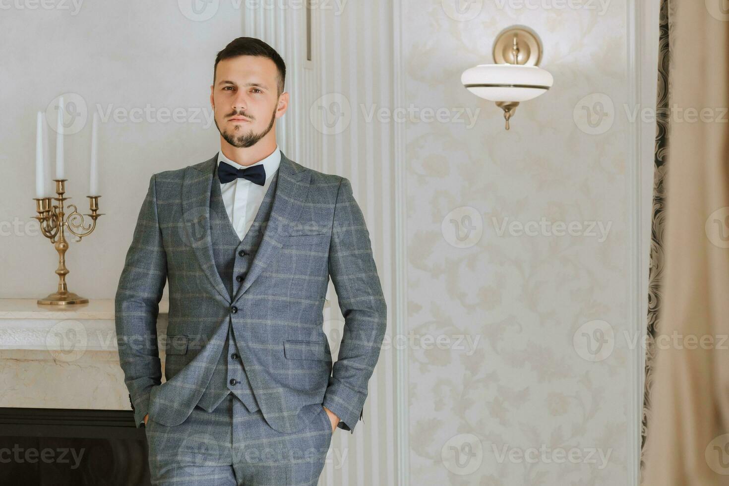 portrait de une élégant jeune marié avec une barbe. une homme d'affaire porte une veste. le jeune marié est avoir prêt dans le Matin avant le mariage la cérémonie photo