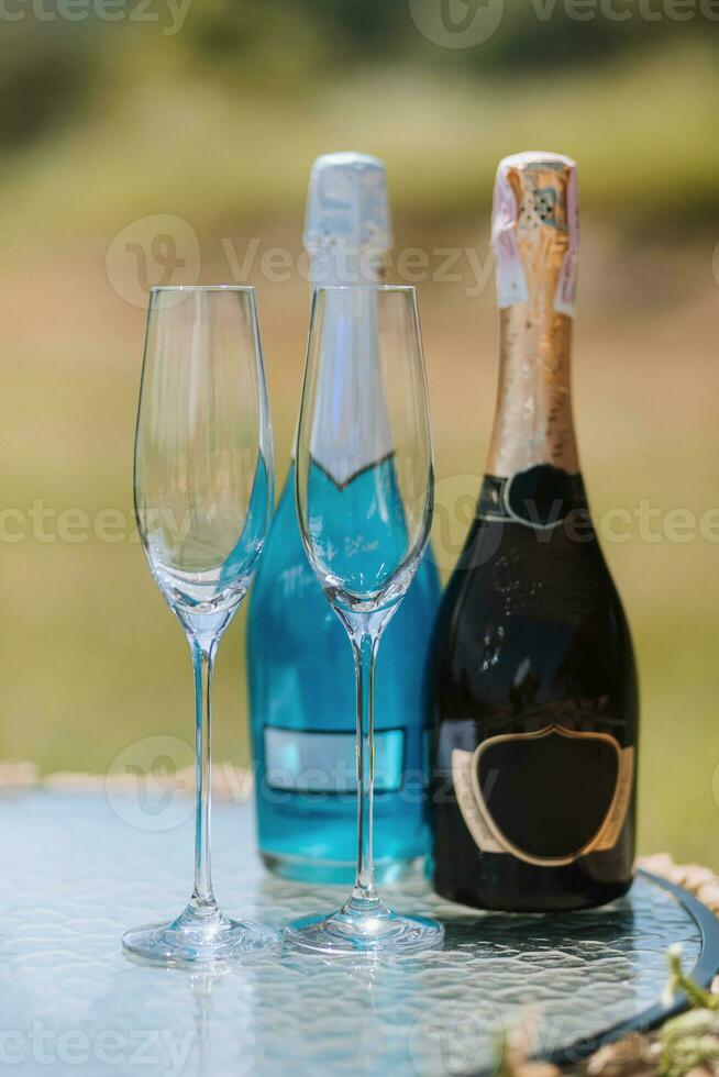 Champagne bouteilles et des lunettes suivant à chaque autre sur le tableau. bleu et noir Champagne photo