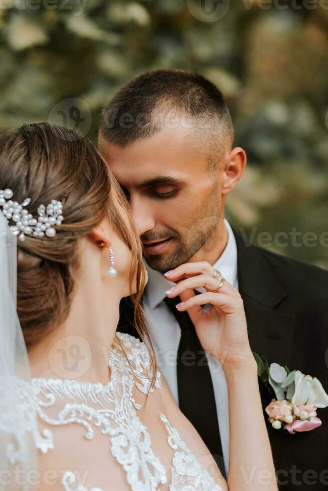 Jeune mariage couple profiter romantique des moments en plein air dans l'automne parc en dessous de lumière du soleil photo