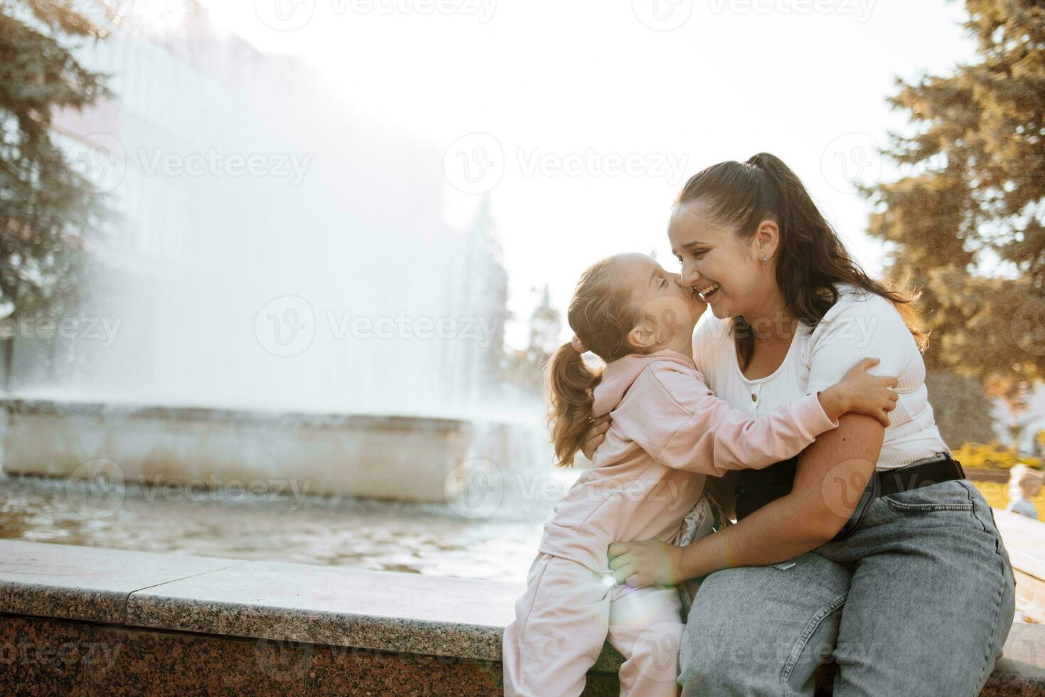 proche en haut côté vue fou de joie souriant Jeune mère et fille étreindre et en riant, profiter soumissionner moment, content maman et adorable préscolaire fille enfant câlin, ayant amusement ensemble photo