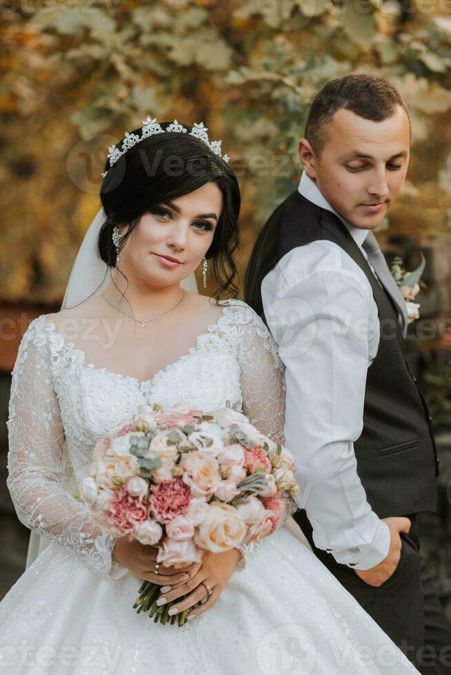 content nouveau marié épouse et mari en plein air et profiter leur mariage journée. sincère sentiments de deux Jeune personnes. le concept de vrai l'amour. photo