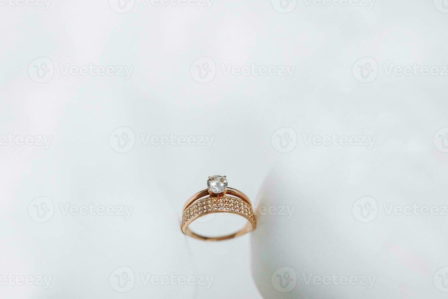 combiné or mariage bague décoré avec diamants. solitaire diamant engagement bague dans Jaune or avec une quatre dent réglage photo
