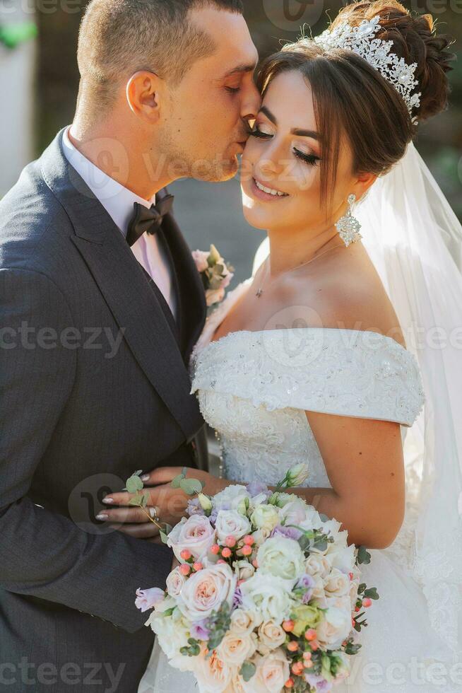 portrait de une content mariage couple, la mariée et jeune marié embrasser dans le l'automne forêt, parc photo