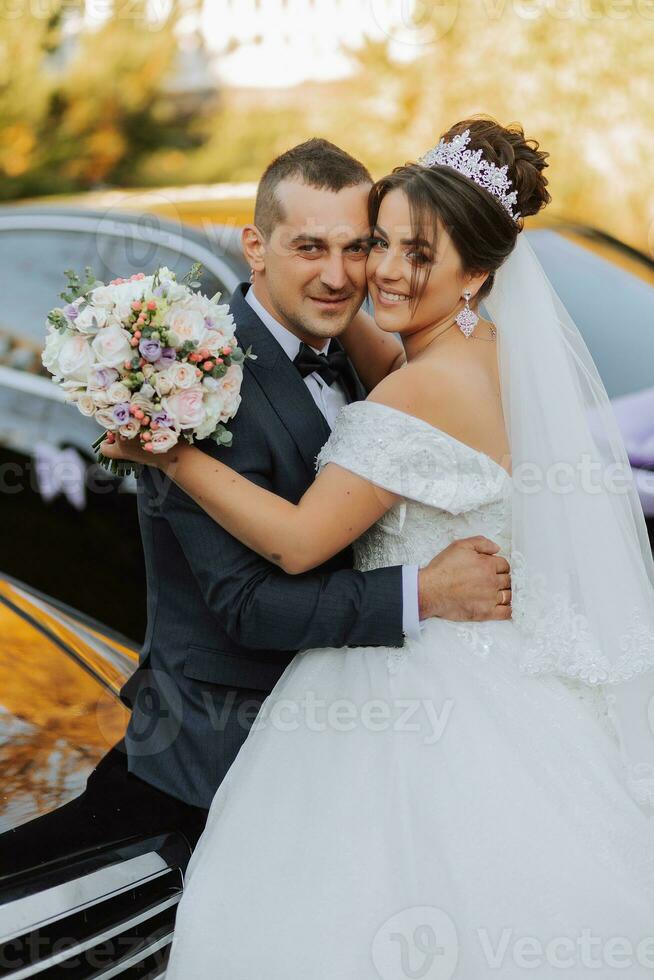 portrait de content mariage couple, la mariée et jeune marié dans l'automne forêt, parc posant près pierre escaliers. une homme dans une costume, une fille dans une mariage robe. jeune marié baisers le sien petite amie. photo de au dessus