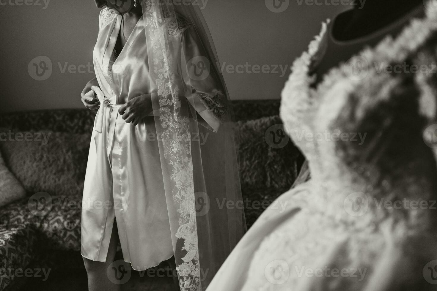 le la mariée dans Matin soie dans sa chambre. le la mariée est en train de préparer pour sa mariage. noir et blanc photo