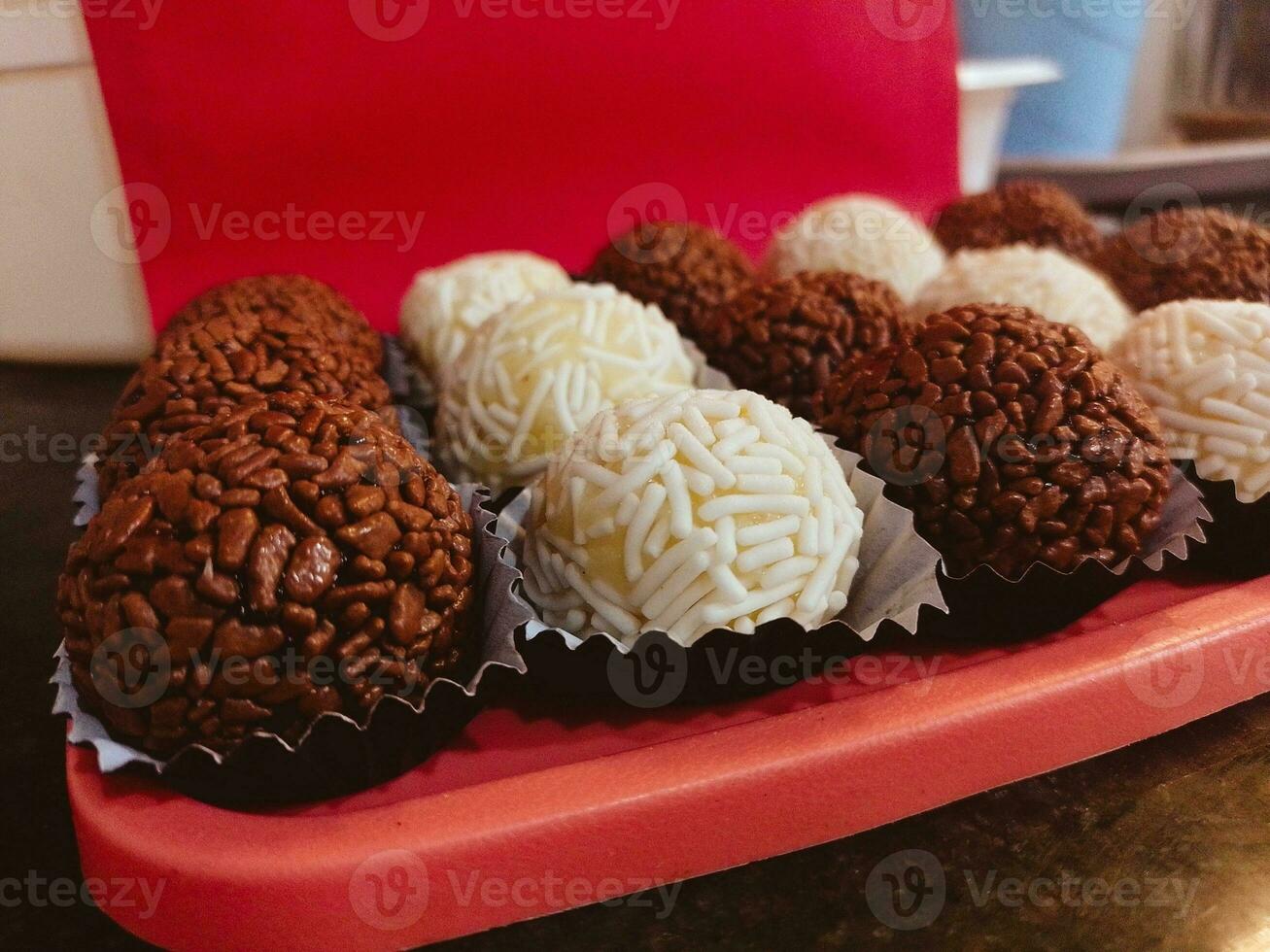 Chocolat truffes sur une rouge plateau. sélectif se concentrer. photo