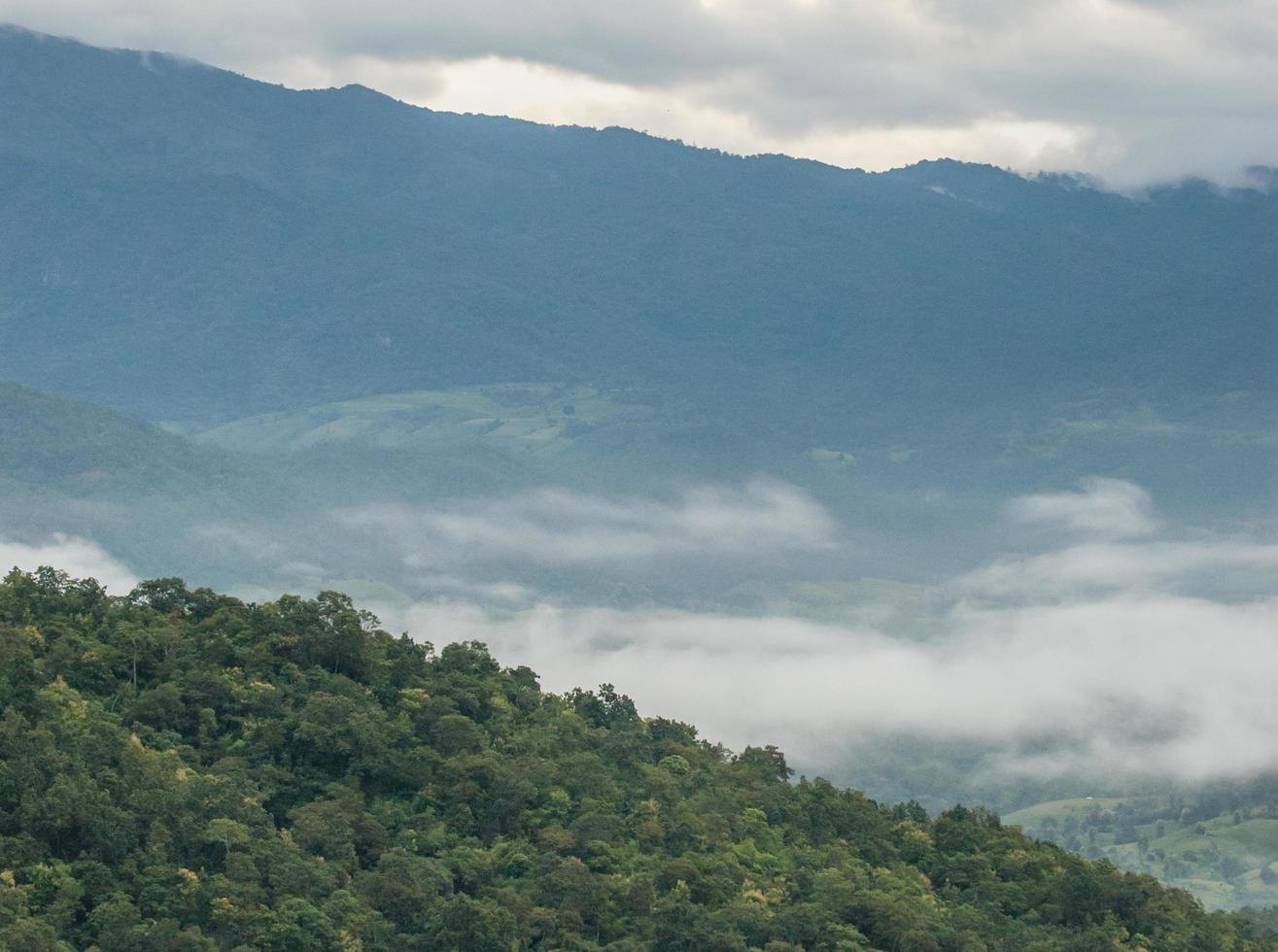 beau paysage de montagnes et ciel bleu nuage photo