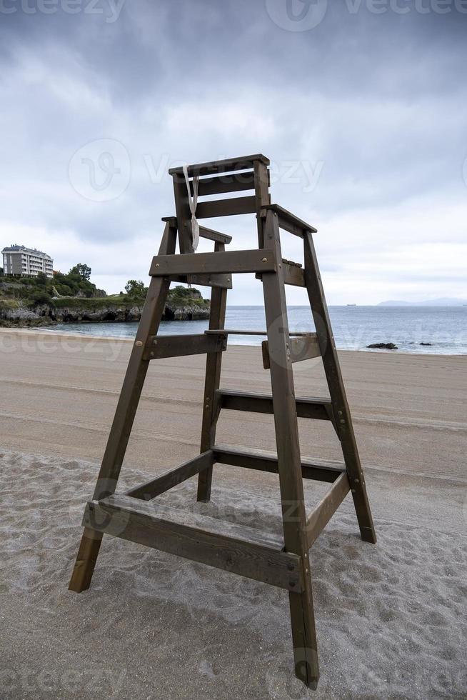 chaise de sauveteur sur la plage photo