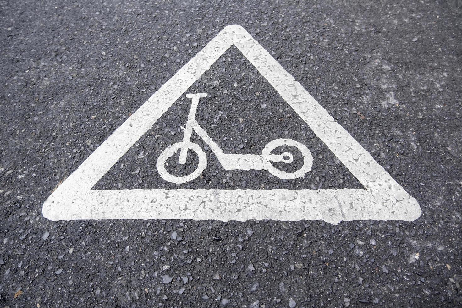 signe de scooter sur l'asphalte photo